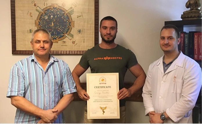 Георги Ранчев с преподаватели и сертификат от обучение, снимка от неговия наръчник